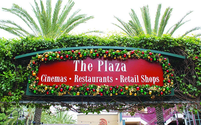 Classic Prelit Decorated Garland - 10' Length X 14" Diameter 3 Classic Prelit Decorated Garland - 10' Length X 14" Diameter - Image 3