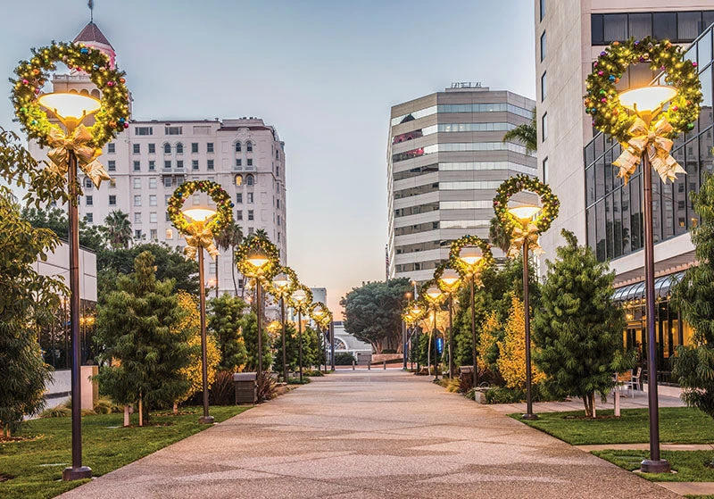 5' Lamp Post Silhouette Wreath & Garland Wrap 2 5' Lamp Post Silhouette Wreath & Garland Wrap - Image 2